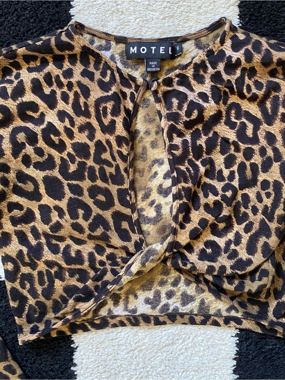 Motel Rocks leopard crop top - Picture 2 of 7